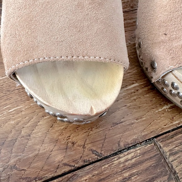 Free People Colbie Suede Studded Wooden Clogs Sz 6 Tan - Picture 4 of 9